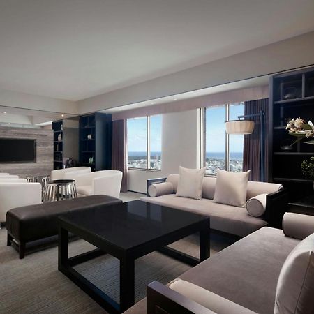 台东桂田喜来登酒店 T'ai-tung 外观 照片 A living room in a suite at the Ritz-Carlton, Dubai