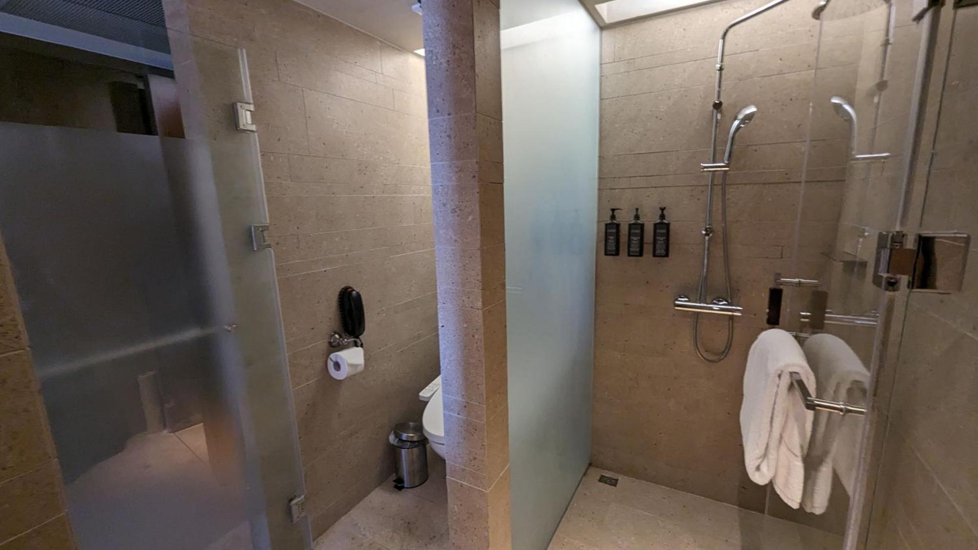 台东桂田喜来登酒店 T'ai-tung 外观 照片 Bathroom of a First Suite