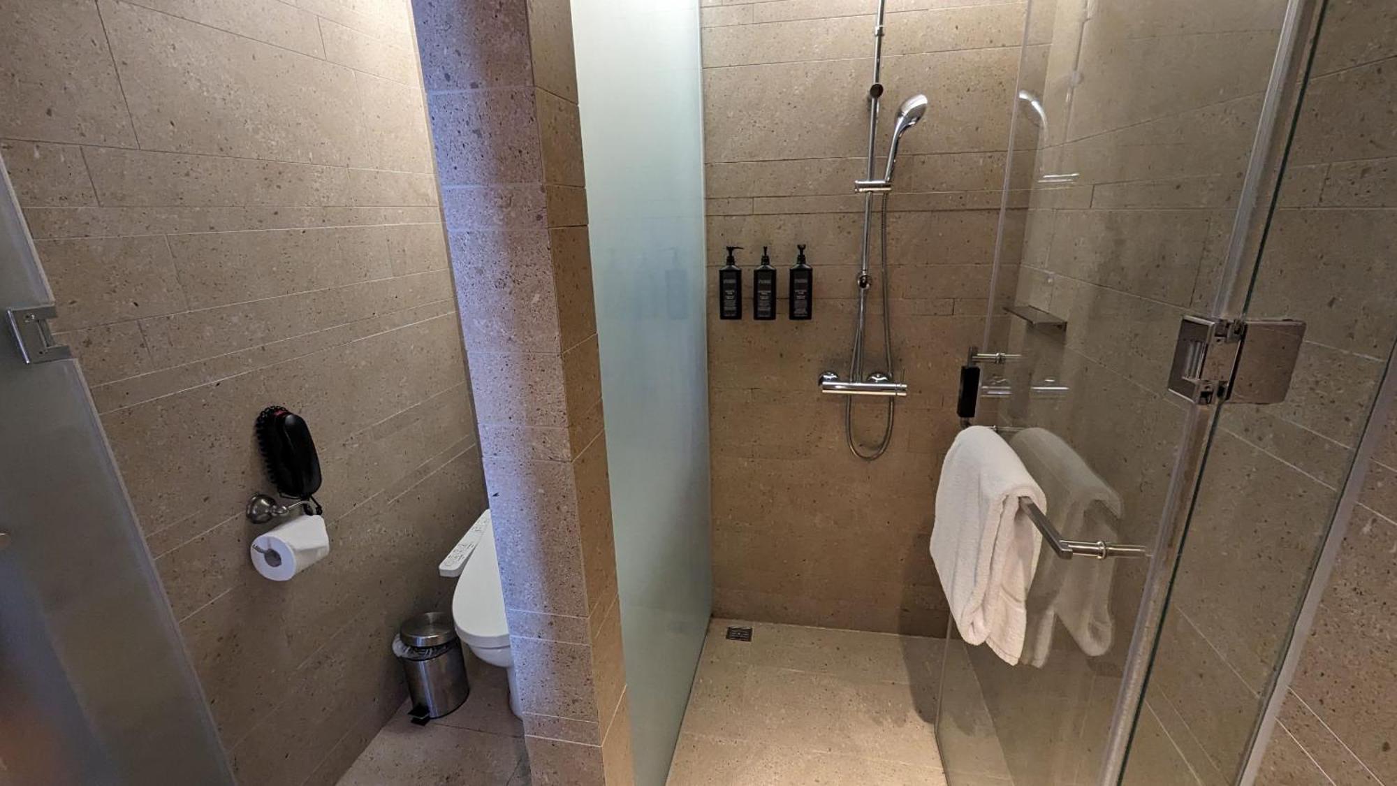 台东桂田喜来登酒店 T'ai-tung 外观 照片 A shower cubicle in a hotel